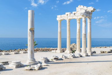 Türkiye 'nin Akdeniz kıyısındaki Apollo Tapınağı' nın muhteşem kalıntıları. Roma tapınağı Türkiye 'de popüler bir turistik merkezdir. Güneşli bir günde sütunların inanılmaz manzarası.