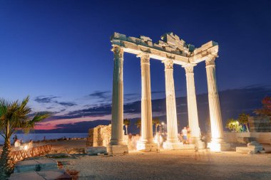 Türkiye 'nin Akdeniz kıyısındaki Apollo Tapınağı' nın muhteşem kalıntıları. Roma tapınağı Türkiye 'de popüler bir turizm merkezi..