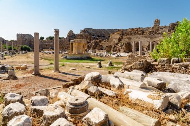Side, Türkiye 'deki ticari agora harabeleri. Antik şehrin inanılmaz manzarası. Tarafı Türkiye 'de popüler bir turizm beldesi.