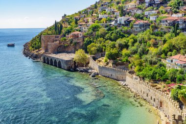 Tersane 'nin muhteşem manzarası ve Türkiye' nin Alanya kıyısındaki tekneler. Harika bir kıyı şeridi. Antik tersane Türkiye 'de popüler bir turizm merkezi..