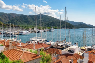 Türkiye 'deki Marmaris Marina manzarası. Liman kenti, Türk Rivierası 'nda popüler bir turizm beldesi..