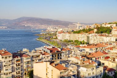 Türkiye 'nin İzmir kıyı şeridinin muhteşem hava manzarası. Ege Denizi üzerindeki İzmir Körfezi soldan görülebilir. İnanılmaz bir şehir manzarası. Şehir Türkiye 'de popüler bir turizm beldesi.