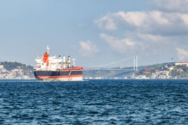 Tanker Boğaz 'dan geçiyor. Avrupa 'yı Asya' ya bağlayan Boğaziçi Köprüsü 'nün (15 Temmuz Şehitler Köprüsü) muhteşem manzarası. İnanılmaz İstanbul silüeti.