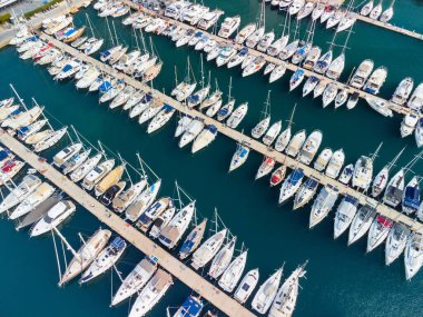 Türkiye 'nin Marmaris Marina kentindeki yatların hava görüntüsü. Liman kenti, Türk Rivierası 'nda popüler bir turizm beldesi..