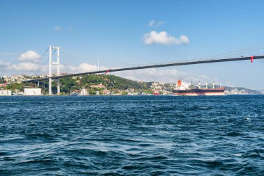 Tanker Boğaz 'dan geçiyor. Avrupa 'yı Asya' ya bağlayan Boğaziçi Köprüsü 'nün (15 Temmuz Şehitler Köprüsü) muhteşem manzarası. İnanılmaz İstanbul silüeti.