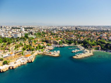 Antalya 'nın Kaleici kentindeki Osmanlı Evleri ve Eski Antalya Limanı' nın havadan görünüşü. Drone eski kasabanın üzerinde uçuyor. Kaleici bölgesi tarihi kent merkezidir..