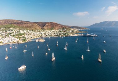 Türkiye 'deki Bodrum Limanı' nın havadan görüntüsü. Liman şehri manzaralı dağların arka planında görülebilir. Bodrum, Türk Rivierası 'nda popüler bir turizm beldesi.