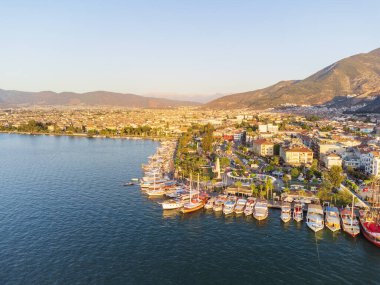 Türkiye 'deki Fethiye kıyı şeridinin havadan görüntüsü. Fethiye, Türk Rivierası 'nda popüler bir turizm beldesi..