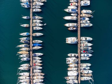 Türkiye 'nin Fethiye Marina kentindeki yatların hava manzarası. İHA marinanın üzerinde uçuyor. Fethiye, Türk Rivierası 'nda popüler bir turizm beldesi..