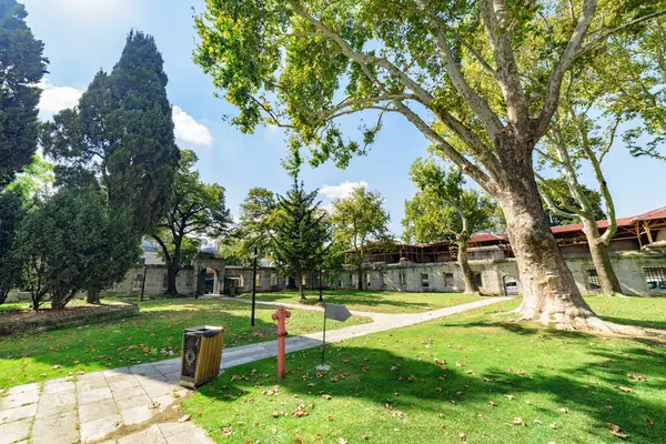 İstanbul, Türkiye 'deki Süleyman Camii' nin muhteşem manzaralı bahçeleri. Osmanlı İmparatorluk Camii, dünyadaki hacılar ve turistler arasında popüler bir yerdir..