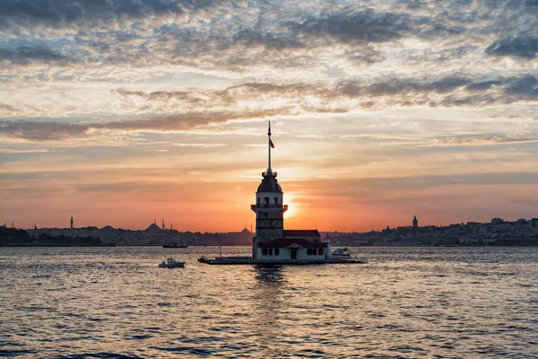 İstanbul, Türkiye 'de Bakire Kulesi (Leander' s Tower) ve Boğaz 'ın günbatımı manzarası. İstanbul dünyada popüler bir turizm beldesi.