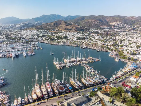 Türkiye 'deki Bodrum Marina' nın muhteşem hava manzarası. Yatlar ve tekneler Bodrum Limanı 'ndan geçiyor. Liman kenti, Türk Rivierası 'nda popüler bir turizm beldesi..