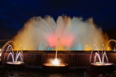 İspanya, Barcelona 'daki Montjuic Sihirli Çeşmesi' nin gece manzarası