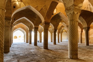 Shiraz, İran - 31 Ekim 2018: Vakil Camii 'nin muhteşem dua salonu. Güzel, kubbeli tavan ve harika sütunlar. Müslüman mekanının muhteşem Pers iç mimarisi..