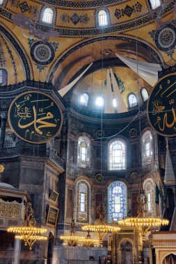 İstanbul, Türkiye - 14 Eylül 2021: Ayasofya 'nın İçi. Ulu Cami ve eski adıyla Kilise, İstanbul 'un hacılar ve turistleri arasında popüler bir yerdir..