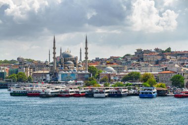 İstanbul silueti, Türkiye. Altın Boynuz 'un muhteşem manzarası. İstanbul dünyanın popüler bir turizm beldesi.