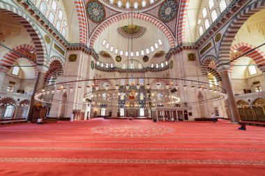 İstanbul, Türkiye - 16 Eylül 2021: Süleyman Camii, İstanbul, Türkiye 'deki ibadethane. Osmanlı İmparatorluk Camii turistler ve hacılar arasında popüler bir yerdir..