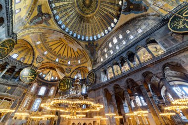 İstanbul, Türkiye - 19 Eylül 2021: Ayasofya 'nın İçi. Ulu Cami ve eski adıyla Kilise, İstanbul 'un hacılar ve turistleri arasında popüler bir yerdir..