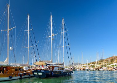 Milta Bodrum Marina 'da demirlemiş yatların manzarası. Liman kenti, Türk Rivierası 'nda popüler bir turizm beldesi..