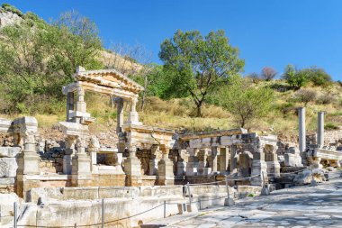 Efes 'teki harabelerin manzarası. Türkiye 'nin İzmir ilinin Selcuk ilçesindeki antik Yunan kentinin kalıntıları. Efes, Türkiye 'de popüler bir turizm merkezi..