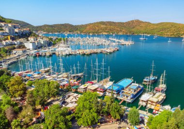 Türkiye 'deki Fethiye Marina' nın havadan görüntüsü. Fethiye, Türk Rivierası 'nda popüler bir turizm beldesi..