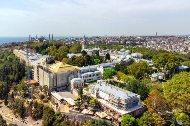 Türkiye 'nin İstanbul kentindeki Topkapı Sarayı' nın muhteşem hava manzarası. İnsansız hava aracı şehrin üzerinde uçuyor. Boğaz arka planda görünür. İnanılmaz bir şehir manzarası.