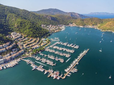 Türkiye 'deki Fethiye Marina' nın havadan görüntüsü. Fethiye, Türk Rivierası 'nda popüler bir turizm beldesi..