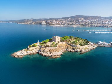 Türkiye 'nin Kusadasi kentindeki Guvercinada Adası (Güvercin Adası) hava manzaralı kalesi. Büyük tatil beldesi Türkiye 'de popüler bir turizm beldesi.