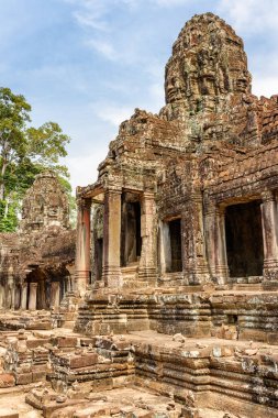 Angkor Thom 'daki antik Bayon tapınağının gizemli kalıntıları. Muhteşem Angkor Thom Siem Reap, Kamboçya 'daki yağmur ormanlarının arasına yerleşmiş. Enigmatic Angkor Thom popüler bir turistik ilgi odağı..