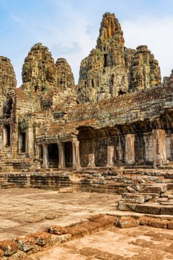 Angkor Thom 'daki antik Bayon tapınağının gizemli kalıntıları. Muhteşem Angkor Thom Siem Reap, Kamboçya 'daki yağmur ormanlarının arasına yerleşmiş. Enigmatic Angkor Thom popüler bir turistik ilgi odağı..