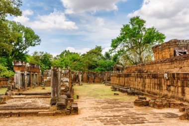 Angkor, Siem Reap, Kamboçya 'daki antik Pre Rup tapınağının gizemli kalıntıları. Enigmatik Pre Rup yağmur ormanlarının arasına yerleşmiş. Angkor popüler bir turistik merkezdir..