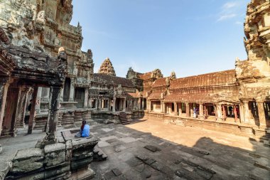 Kamboçya, Siem Reap 'teki Angkor Wat antik tapınak kompleksinin ana tapınak dağının üst galerisi. Angkor Wat popüler bir turistik merkezdir..
