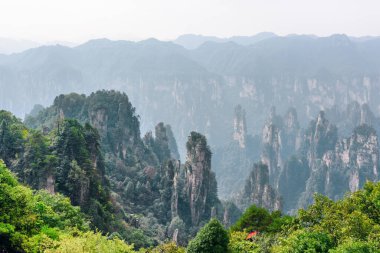Çin 'in Hunan Eyaleti' ndeki Zhangjiajie Ulusal Orman Parkı 'ndaki Tianzi Dağları' nın (Avatar Dağları) doğal kuvars sütunlarının muhteşem manzarası. Muhteşem bir manzara..