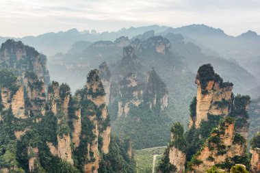 Çin 'in Hunan Eyaleti' ndeki Zhangjiajie Ulusal Orman Parkı 'ndaki Tianzi Dağları' nın (Avatar Dağları) doğal kuvars sütunlarının muhteşem manzarası. Muhteşem bir manzara..