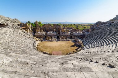Side, Türkiye 'deki antik tiyatro manzarası. Tarafı Türkiye 'de popüler bir turizm beldesi.
