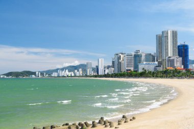 Nha Trang, Vietnam 'ın merkez plajının muhteşem manzarası. Kıyı şehrinde güzel, beyaz, tropikal bir sahil. Manzaralı sahil şeridi. İnanılmaz bir şehir manzarası. Nha Trang Asya 'nın popüler bir turizm beldesidir..