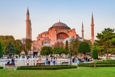 Sultanahmet Meydanı 'ndaki Çeşme ve İstanbul, Türkiye' deki Ayasofya 'nın günbatımı manzarası. Sultanahmet Meydanı İstanbul 'un popüler bir turizm merkezi..