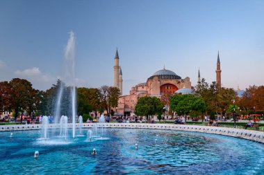 Sultanahmet Meydanı 'ndaki Çeşme manzarası ve İstanbul, Türkiye' deki Ayasofya manzarası. Sultanahmet Meydanı İstanbul 'un popüler bir turizm merkezi..