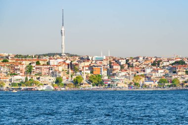 İstanbul, Türkiye 'deki Boğaz manzarası. Camlica Kulesi arka planda görünüyor. İstanbul dünyada popüler bir turizm beldesi.