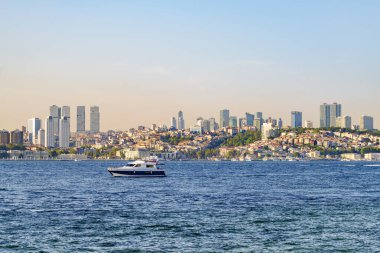 Alışılmadık İstanbul silueti, Türkiye. Tekne Boğaz 'ı geçiyor. İstanbul 'un modern binalarının muhteşem manzarası.