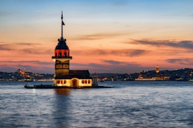 İstanbul, Türkiye 'de Bakire Kulesi (Leander' s Tower) ve Boğaz 'ın günbatımı manzarası. İstanbul dünyada popüler bir turizm beldesi.