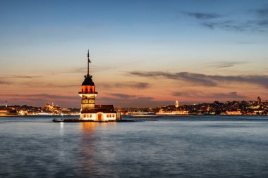 İstanbul, Türkiye 'de Bakire Kulesi (Leander' s Tower) ve Boğaz 'ın günbatımı manzarası. İstanbul dünyada popüler bir turizm beldesi.