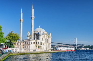 Ortakoy Camii ve İstanbul 'daki Boğaz manzarası. Boğaziçi Köprüsü (15 Temmuz Şehitler Köprüsü) arka planda görülüyor.