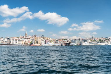 İstanbul silueti. Galata Kulesi ve Galata Köprüsü 'nün muhteşem manzarası. İstanbul popüler bir turizm beldesi.