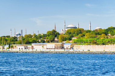 Sultan Ahmed Camii (Mavi Cami) ve İstanbul, Türkiye 'deki İstanbul Boğazı' ndan Ayasofya manzarası. Muhteşem İstanbul silueti. Şehir dünyanın en popüler turistik beldesidir..