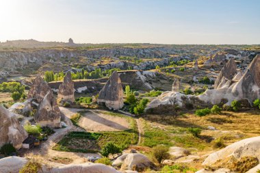 Türkiye 'nin Kapadokya kentindeki Peri Bacaları adı verilen kaya oluşumlarının muhteşem manzarası. Goreme Tarihi Ulusal Parkı 'nın muhteşem manzarası. Kapadokya Türkiye 'nin popüler bir turizm beldesi.