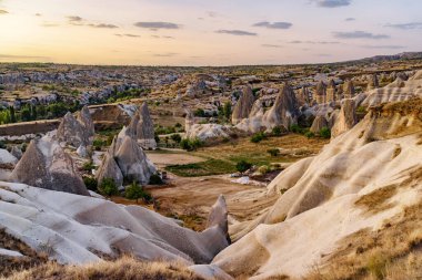 Türkiye 'nin Kapadokya kentindeki Peri Bacaları adı verilen kaya oluşumlarının muhteşem manzarası. Goreme Tarihi Ulusal Parkı 'nın muhteşem manzarası. Kapadokya Türkiye 'nin popüler bir turizm beldesi.