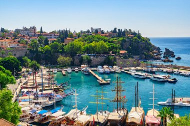 Kaleici 'deki Antalya Marina manzarası. Kaleici bölgesi tarihi kent merkezi ve Türkiye 'de popüler bir turistik merkezdir..
