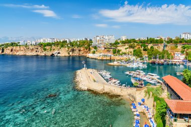 Kaleici 'deki Antalya Marina manzarası. Kaleici bölgesi tarihi kent merkezi ve Türkiye 'de popüler bir turistik merkezdir..