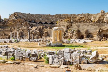 Side, Türkiye 'deki ticari agora harabeleri. Antik şehrin inanılmaz manzarası. Tarafı Türkiye 'de popüler bir turizm beldesi.